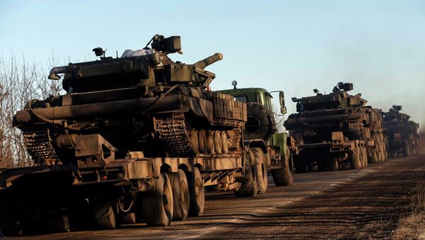 Military trucks from the Ukrainian armed forces transport tanks on the road near Artemivsk, eastern Ukraine, February 24, 2015 - Sputnik Afrique