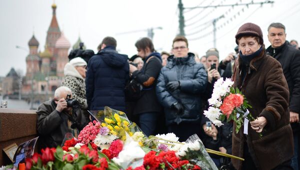 Цветы на месте убийства политика Бориса Немцова - Sputnik Afrique