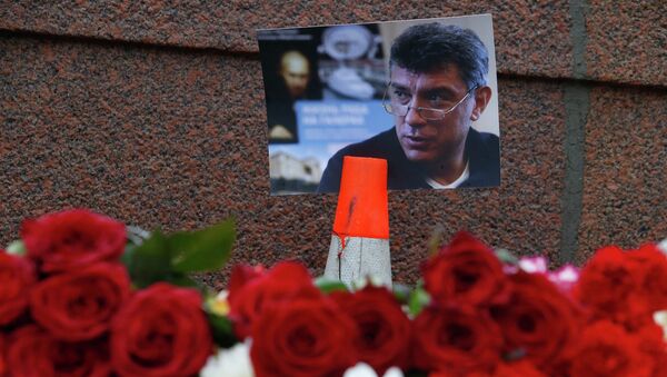 A photo and flowers are placed at the site where Boris Nemtsov was shot dead, near the Kremlin in central Moscow, February 28, 2015. - Sputnik Afrique