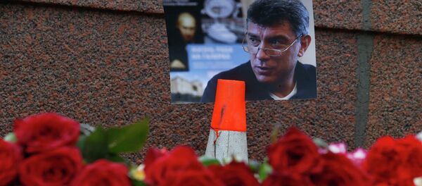 A photo and flowers are placed at the site where Boris Nemtsov was shot dead, near the Kremlin in central Moscow, February 28, 2015. - Sputnik Afrique