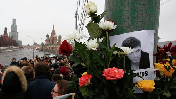 People gather at the site where Boris Nemtsov was recently murdered, with St. Basil's Cathedral and the Kremlin seen in the background, in central Moscow, February 28, 2015. - Sputnik Afrique