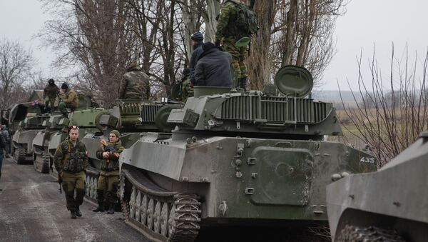 Russia-backed separatist fighters stand next to self propelled 152 mm artillery pieces, part of a unit moved away from the front lines, in Yelenovka, near Donetsk, Ukraine,Thursday, Feb. 26, 2015. - Sputnik Afrique