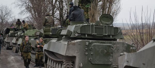 Russia-backed separatist fighters stand next to self propelled 152 mm artillery pieces, part of a unit moved away from the front lines, in Yelenovka, near Donetsk, Ukraine,Thursday, Feb. 26, 2015. - Sputnik Afrique
