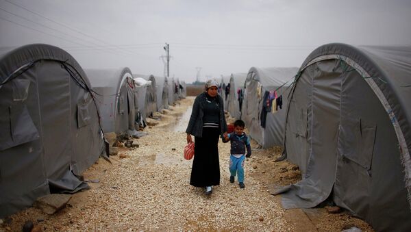 Лагерь для беженцев, сирийских курдов из Кобани, в окрестностях турецкого города Суруч. 21 ноября 2014 года - Sputnik Afrique