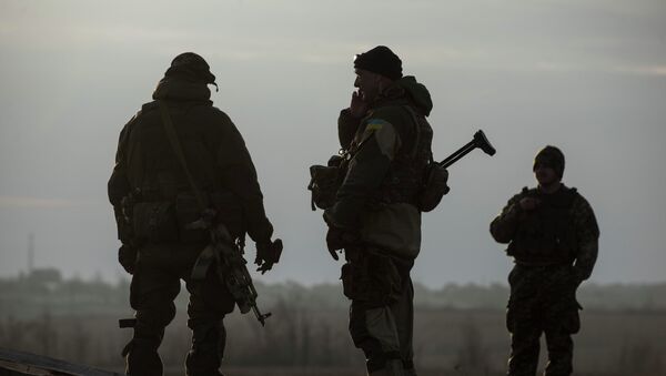 Ukrainian servicemen guard their position in the village of Shyrokyne near Mariupol, eastern Ukraine, Wednesday, Feb. 25, 2015 - Sputnik Afrique