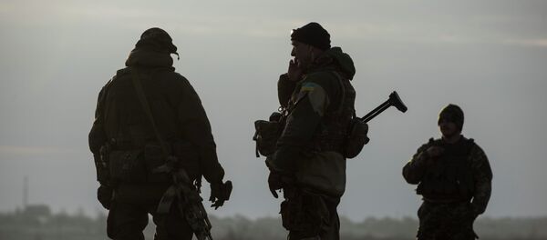 Ukrainian servicemen guard their position in the village of Shyrokyne near Mariupol, eastern Ukraine, Wednesday, Feb. 25, 2015 - Sputnik Afrique