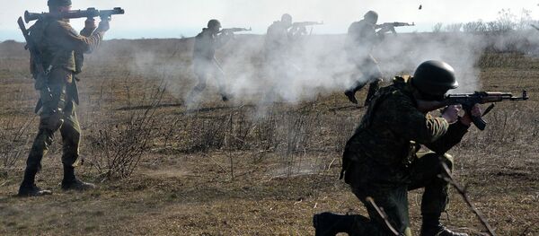 Fighters of Ukrainian volonteer Azov battalion take part in military exercises not far southeastern Ukrainian city of Mariupol, on February 27, 2015 - Sputnik Afrique