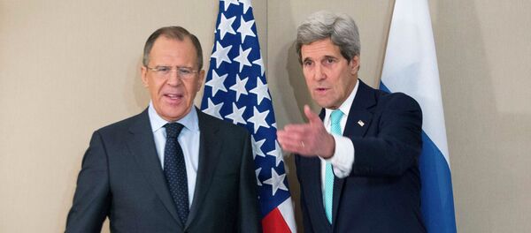U.S. Secretary of State John Kerry (R) stands next to Russian Foreign Minister Sergei Lavrov during their meeting in Geneva March 2, 2015. - Sputnik Afrique