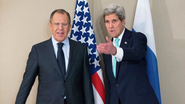 U.S. Secretary of State John Kerry (R) stands next to Russian Foreign Minister Sergei Lavrov during their meeting in Geneva March 2, 2015. - Sputnik Afrique