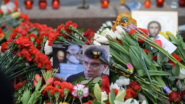 Цветы на месте убийства политика Бориса Немцова - Sputnik Afrique