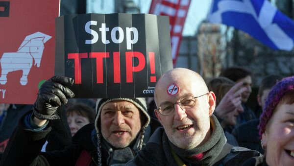 Activists protest against the Transatlantic Trade and Investment Partnership (TTIP) - Sputnik Afrique