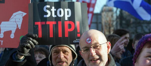 Activists protest against the Transatlantic Trade and Investment Partnership (TTIP) - Sputnik Afrique