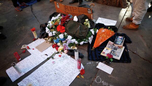 A memorial is seen on the sidewalk where a homeless man was killed by police in Los Angeles - Sputnik Afrique