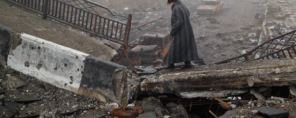 An elderly woman walks across a destroyed bridge, fallen onto the road towards the airport, the scene of heavy fighting in Donetsk, Ukraine, Sunday, March 1, 2015 An elderly woman walks across a destroyed bridge, fallen onto the road towards the airport, the scene of heavy fighting in Donetsk, Ukraine, Sunday, March 1, 2015 - Sputnik Afrique