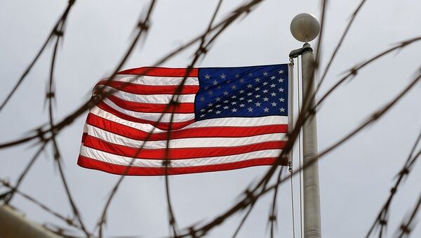 An American Flag is seen through razor wire at Camp VI in Camp Delta where detainees are housed at Naval Station Guantanamo Bay in Cuba - Sputnik Afrique