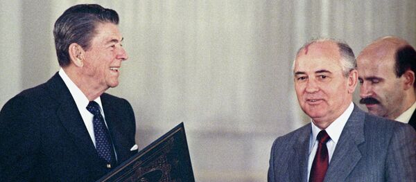 U.S. president Ronald Reagan (left) and General Secretary of the Central Committee of CPSU Mikhail Gorbachev at the joint meeting exchanging ratification instruments on bringing into force Soviet-American treaty on elimination of medium and short range missiles. (File) - Sputnik Afrique