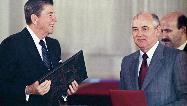 U.S. president Ronald Reagan (left) and General Secretary of the Central Committee of CPSU Mikhail Gorbachev at the joint meeting exchanging ratification instruments on bringing into force Soviet-American treaty on elimination of medium and short range missiles. (File) - Sputnik Afrique