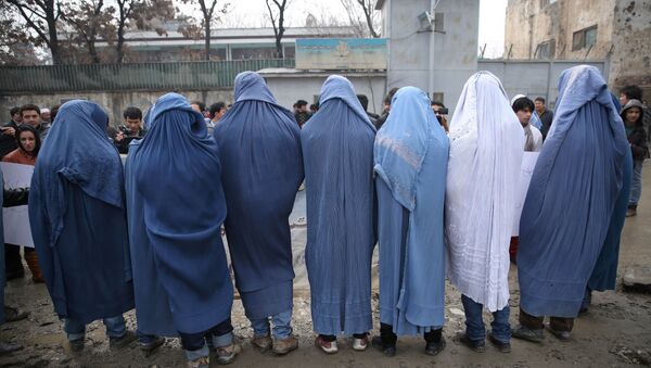 Male civil society members wear burqas to protest violence against women, ahead of International Women's Day, in Kabul, Afghanistan, Thursday, March 5, 2015 - Sputnik Afrique