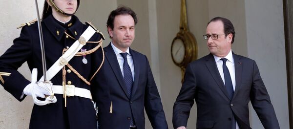 French President Francois Hollande (R) accompanies Khaled Khoja, president of the National Coalition for Syrian Revolutionary and Opposition Forces, as he leaves the Elysee Palace in Paris, March 5, 2015. - Sputnik Afrique