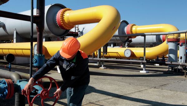 Ukrainian worker operates a valve at a gas storage point in Bil 'che-Volicko-Ugerske underground gas storage facilities in Strij, outside Lviv, Ukraine - Sputnik Afrique