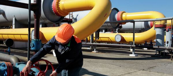 Ukrainian worker operates a valve at a gas storage point in Bil 'che-Volicko-Ugerske underground gas storage facilities in Strij, outside Lviv, Ukraine - Sputnik Afrique