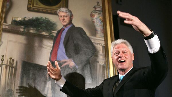 Former President Bill Clinton, gestures after the portraits of his wife Sen. Hillary Rodham Clinton and him were revealed - Sputnik Afrique