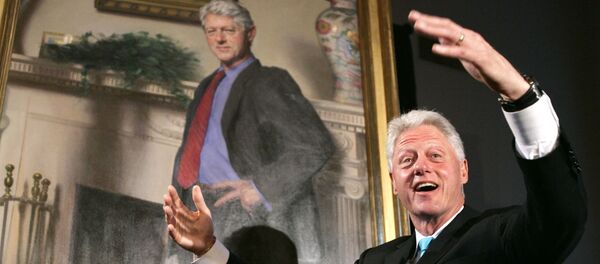  Bill Clinton devant un portrait de lui  - Sputnik Afrique