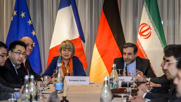EU political director Helga Schmid (CL) seats next to Iran's deputy foreign minister Abbas Araqchi (R) at the opening of nuclear talks between Iran and Members of the P5+1 group on March 5, 2015 in Montreux - Sputnik Afrique