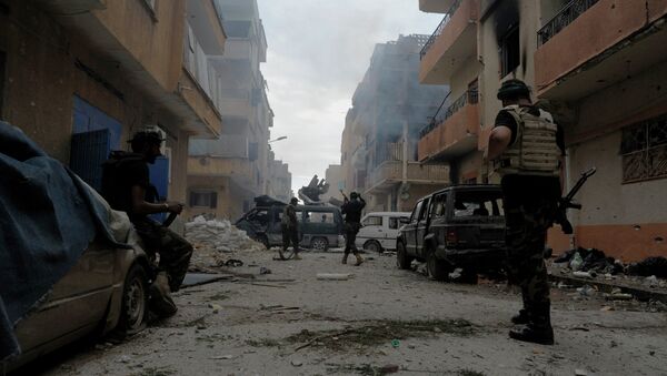 Libyan military soldiers check on an area as they battle with Islamic extremist militias in Benghazi - Sputnik Afrique