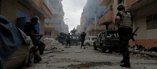 Libyan military soldiers check on an area as they battle with Islamic extremist militias in Benghazi - Sputnik Afrique