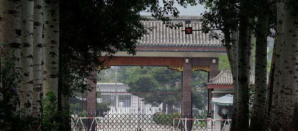 Chinese paramilitary police officer guards the entrance to the Qincheng prison in Beijing, China - Sputnik Afrique