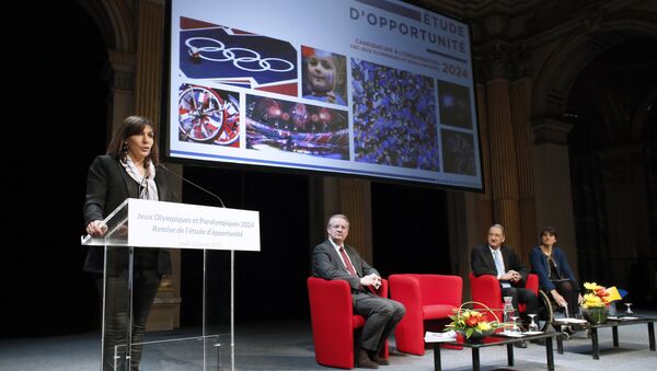 Paris Mayor Anne Hidalgo (L) gives a speech during the presentation of a report on the Paris candidacy for the 2024 Olympic and Paralympic Games on February 12, 2015 in Paris. - Sputnik Afrique