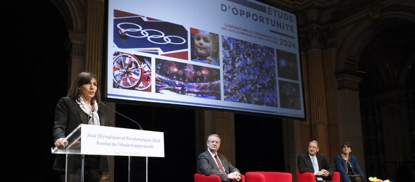 Paris Mayor Anne Hidalgo (L) gives a speech during the presentation of a report on the Paris candidacy for the 2024 Olympic and Paralympic Games on February 12, 2015 in Paris. - Sputnik Afrique
