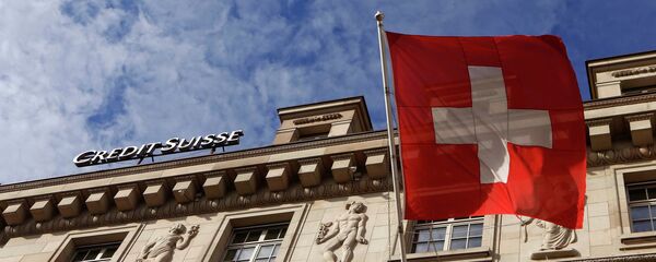 A national flag of Switzerland flies in front of a branch office of Swiss bank Credit Suisse in Luzern October 30, 2014 - Sputnik Afrique