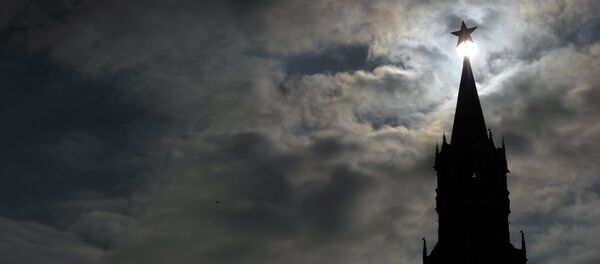 The Kremlin Spasskaya (Saviour) Tower dominates the skyline at the Red Square in Moscow, on March 2, 2012 - Sputnik Afrique
