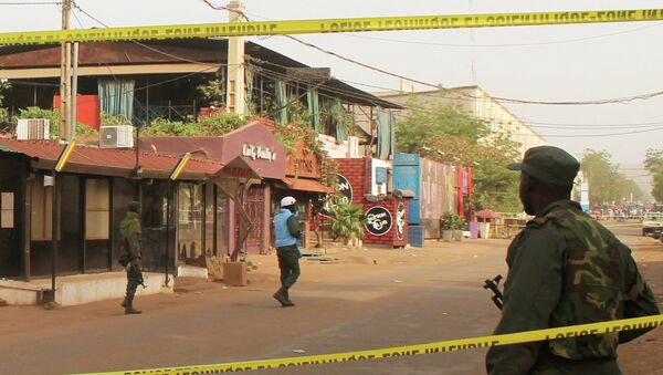 Des policiers se tiennent aux abords du restaurant La Terrasse à Bamako, le 7 mars 2015 - Sputnik Afrique
