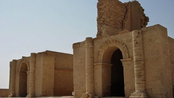 In this file photo taken July 27, 2005, two temples stand over 1,750 years after the Sassanian empire razed the Mesopotamian city of Hatra, 320 kilometers (200 miles) north of Baghdad, Iraq. - Sputnik Afrique