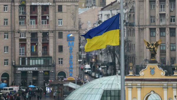 The Ukrainian flag flies at half-mast above Independence Square in a sign of mourning in Kiev, January 15, 2015. - Sputnik Afrique