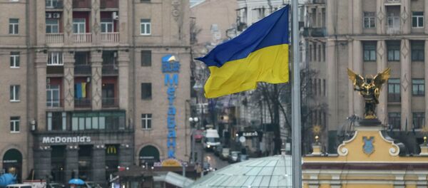 The Ukrainian flag flies at half-mast above Independence Square in a sign of mourning in Kiev, January 15, 2015. - Sputnik Afrique