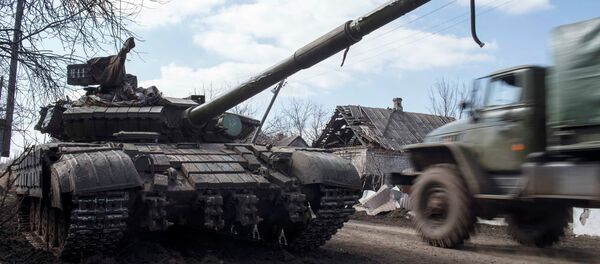 A truck passes by a pro-Russian rebel's tank with a gas mask placed on it's barrel in the village of Molochnoye A truck passes by a pro-Russian rebel's tank with a gas mask placed on it's barrel in the village of Molochnoye - Sputnik Afrique