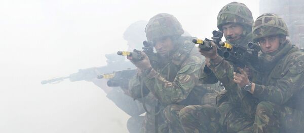 Soldiers from the British Royal Marines Commando demonstrate city fighting techniques during the NATO Response Force exercise - Sputnik Afrique