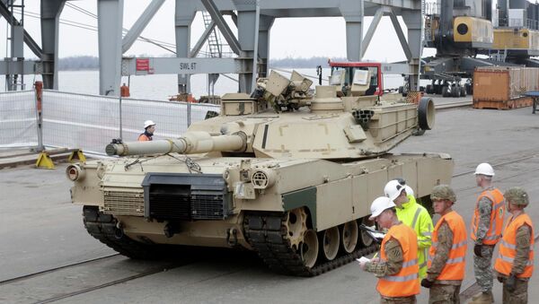An Abrams main battle tank, for U.S. troops deployed in the Baltics as part of NATO's Operation Atlantic Resolve, leaves Riga port March 9, 2015. - Sputnik Afrique