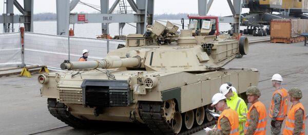 An Abrams main battle tank, for U.S. troops deployed in the Baltics as part of NATO's Operation Atlantic Resolve, leaves Riga port March 9, 2015. - Sputnik Afrique