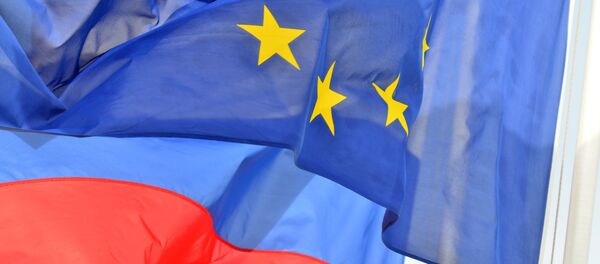 Флаги России, ЕС, Франции и герб Ниццы на набережной Ниццы - Sputnik Afrique
