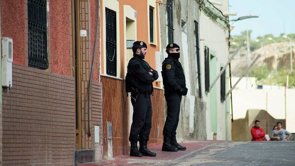 Spanish civil guards stand guard outside a house during an operation to detain two men suspected of using social media to recruit people to violent groups like the Islamic State, in Spain's North African enclave Melilla, February 24, 2015. - Sputnik Afrique