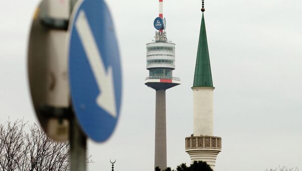 A minaret of the Islamic Centre mosque is pictured next to the Donauturm tower in Vienna - Sputnik Afrique