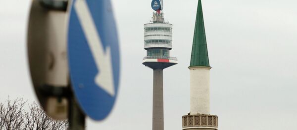 A minaret of the Islamic Centre mosque is pictured next to the Donauturm tower in Vienna - Sputnik Afrique