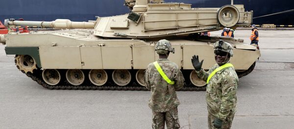 A U.S. soldier greets the media as custom officers inspect an Abrams main battle tank, for U.S. troops deployed in the Baltics as part of NATO's Operation Atlantic Resolve - Sputnik Afrique