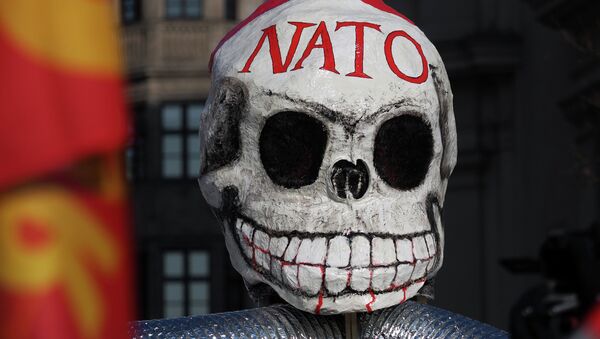 A mask during an anti-NATO protest rally - Sputnik Afrique