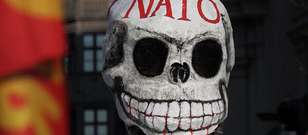 A mask during an anti-NATO protest rally - Sputnik Afrique